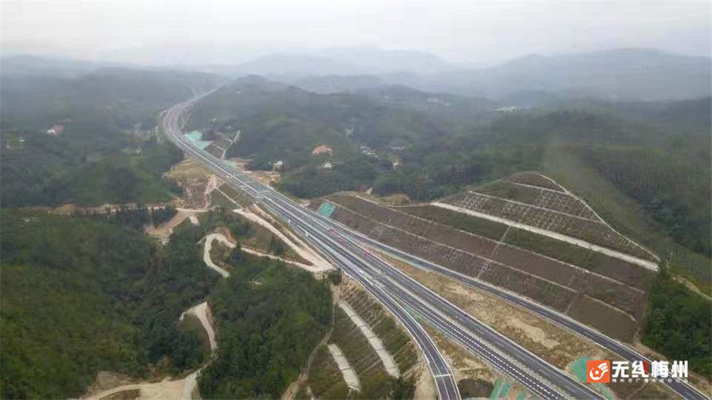 和潮州港的南北向高速通道,以及梅州通往海峡两岸经济区和厦漳泉地